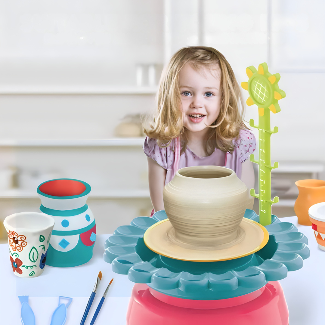 Dečije ruke oblikuju činiju od gline