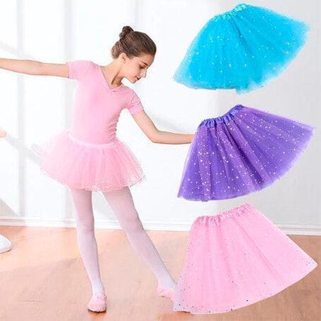 Devojčica u roze tutu suknjici u baletskoj pozi