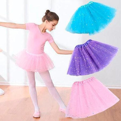 Devojčica u roze tutu suknjici u baletskoj pozi