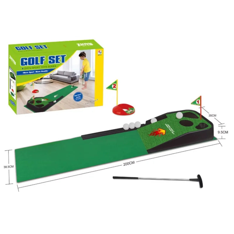 Zelena staza za mini golf odmotana po podu sa zastavicama u rupama