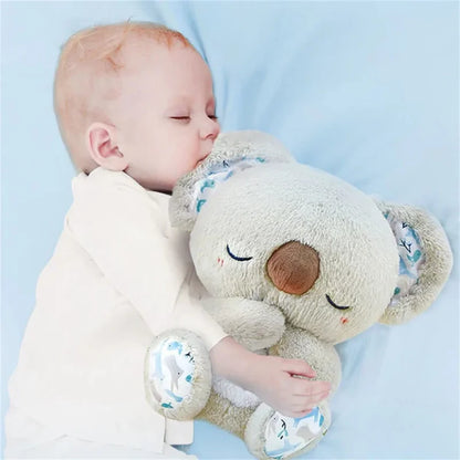 Plišana koala koja diše prikazana iz profila, telo se diže i spušta u ritmu disanja