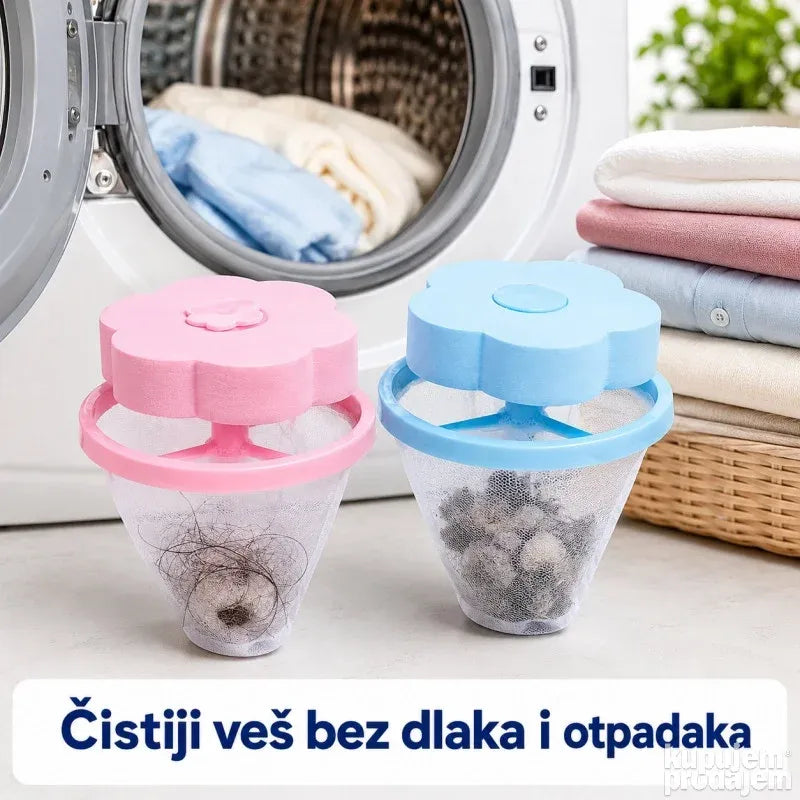 Sakupljači dlaka puni dlaka ispred veš mašine i čist veš bez dlaka