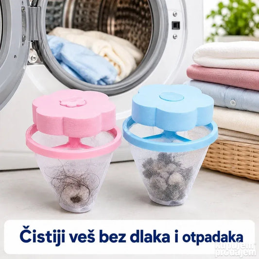 Sakupljači dlaka puni dlaka ispred veš mašine i čist veš bez dlaka